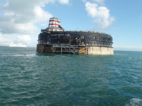 Approaching No Man's Fort by boat